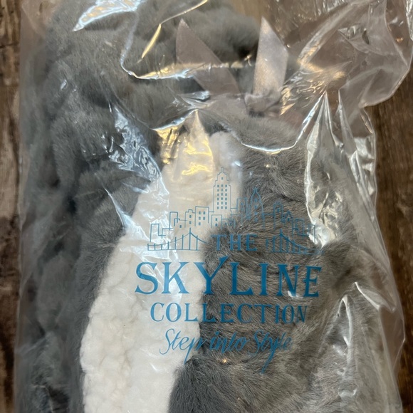 Skyline Collection Fuzzy Slipper Boots Grey New In Package Size 5-7 - Picture 4 of 7